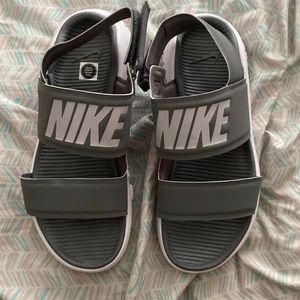 NIKE WOMENS TANJUN SANDAL - GREY SIZE 7